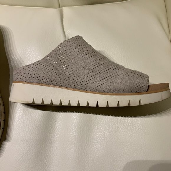 Dr. Scholl sandal, size 7.5 US, suede upper fabric, light grey, white soles. - Picture 2 of 10